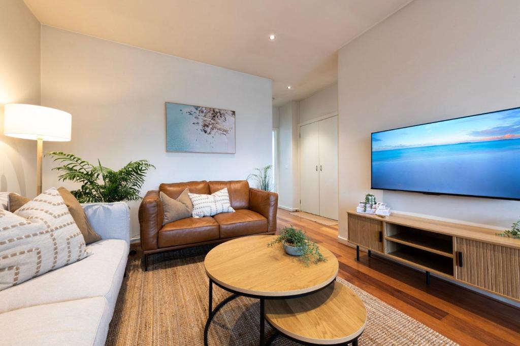 Mordialloc Apartment | Moments to Sand on Bear
