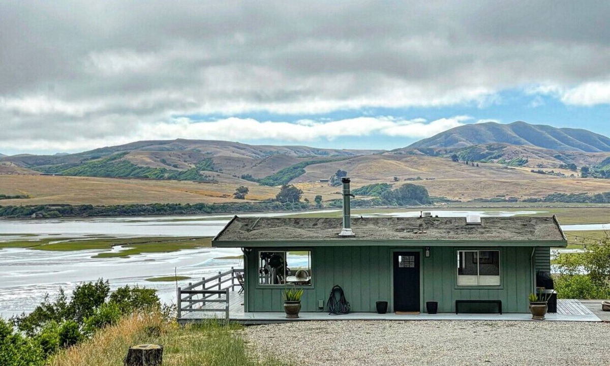 Inverness House | Moonrise | Charming Retreat w/Privacy & Lake View