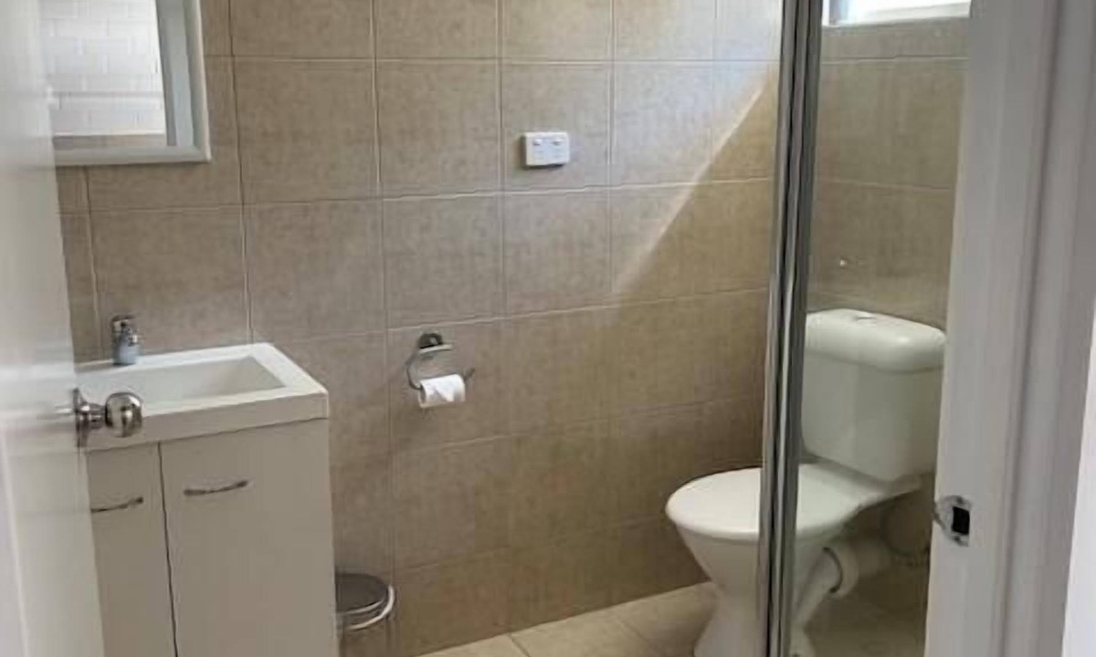 Thornton Apartment | MOTEL 5 - Sleeps up to 5 - Queen bed, single bunk set, trundle bed