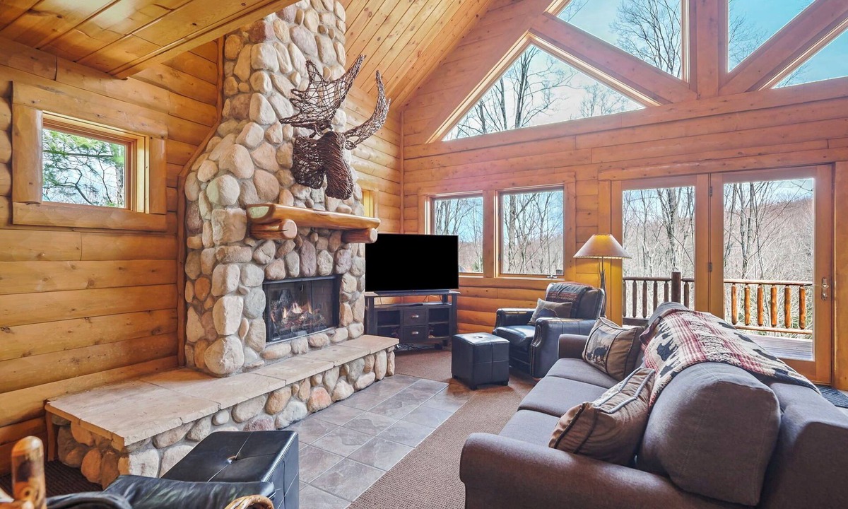 Boyne City Cabin | Mountain Cabin 852| Ski-In/Ski-Out | Sleeps 12 | Balcony Deck