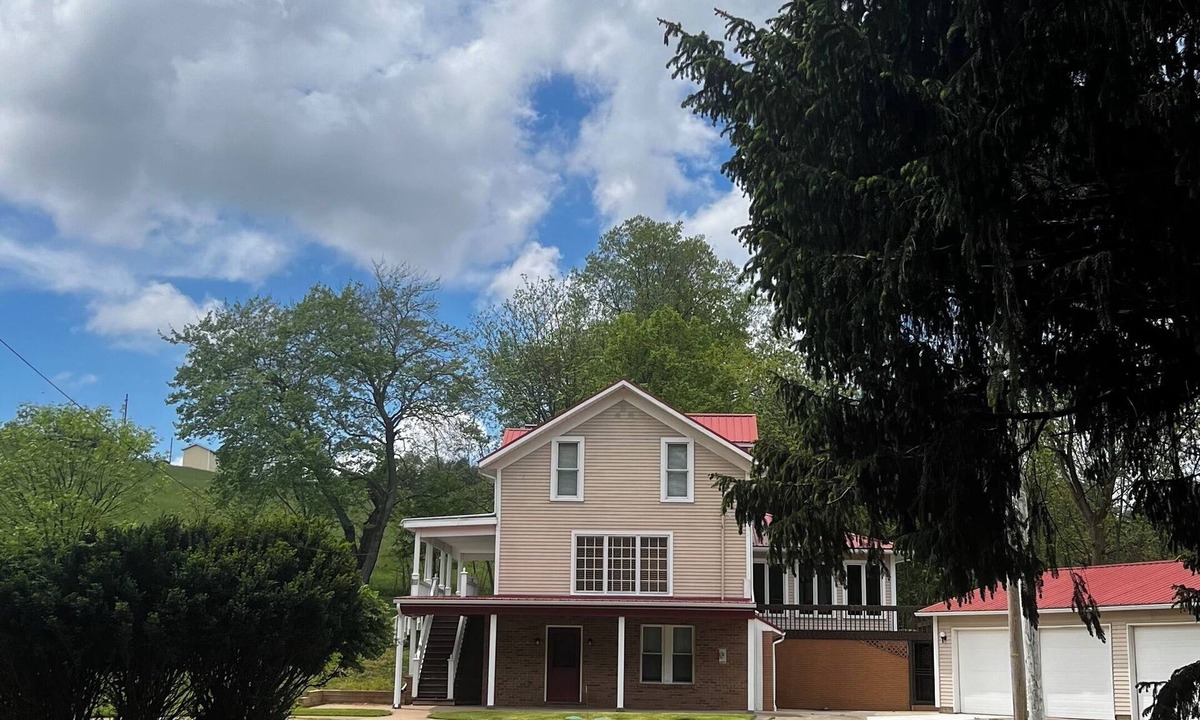 Somerdale House | Need room?! We got you! Country Home on a private drive