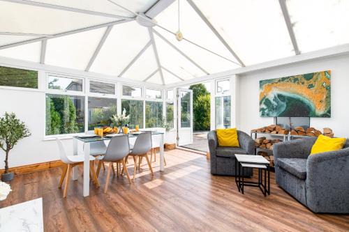 Filton House | NEW Business & Group Stays-Large 4Bedroom-Parking -By FabAccommodation