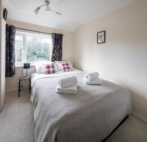 Henbury House | NEW Contractor & Groups-3Bedrooms-Parking-By Fab Accommodation