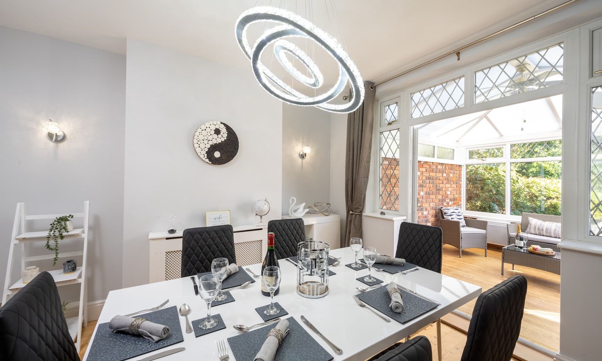 Shirley House | *New Exclusive* Luxury House near NEC, JLR, Resorts World, Birmingham Airport