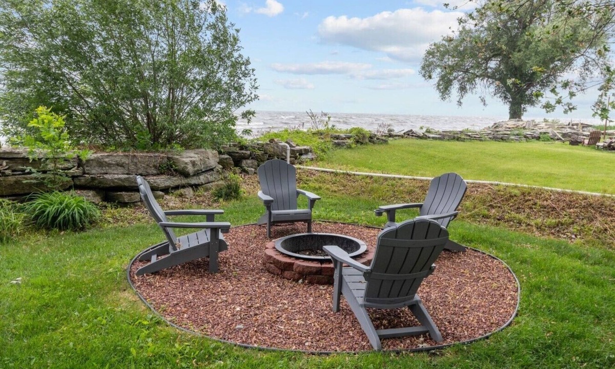 Little Suamico House | New! Lakefront! Grill! Water toys! Sleeps 6!