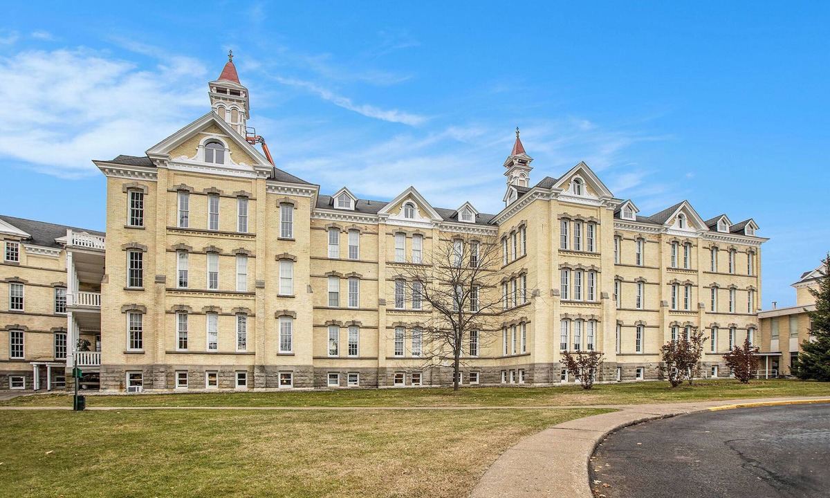 Traverse City Condo | NEW - The Vino Vista Retreat - A Historical stay in Traverse City, MI