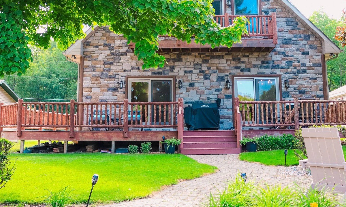 Prudenville House | NEW TO VRBO Beautiful beachfront 5-bedroom 3 1/2 bathroom home with WIFI and AC.