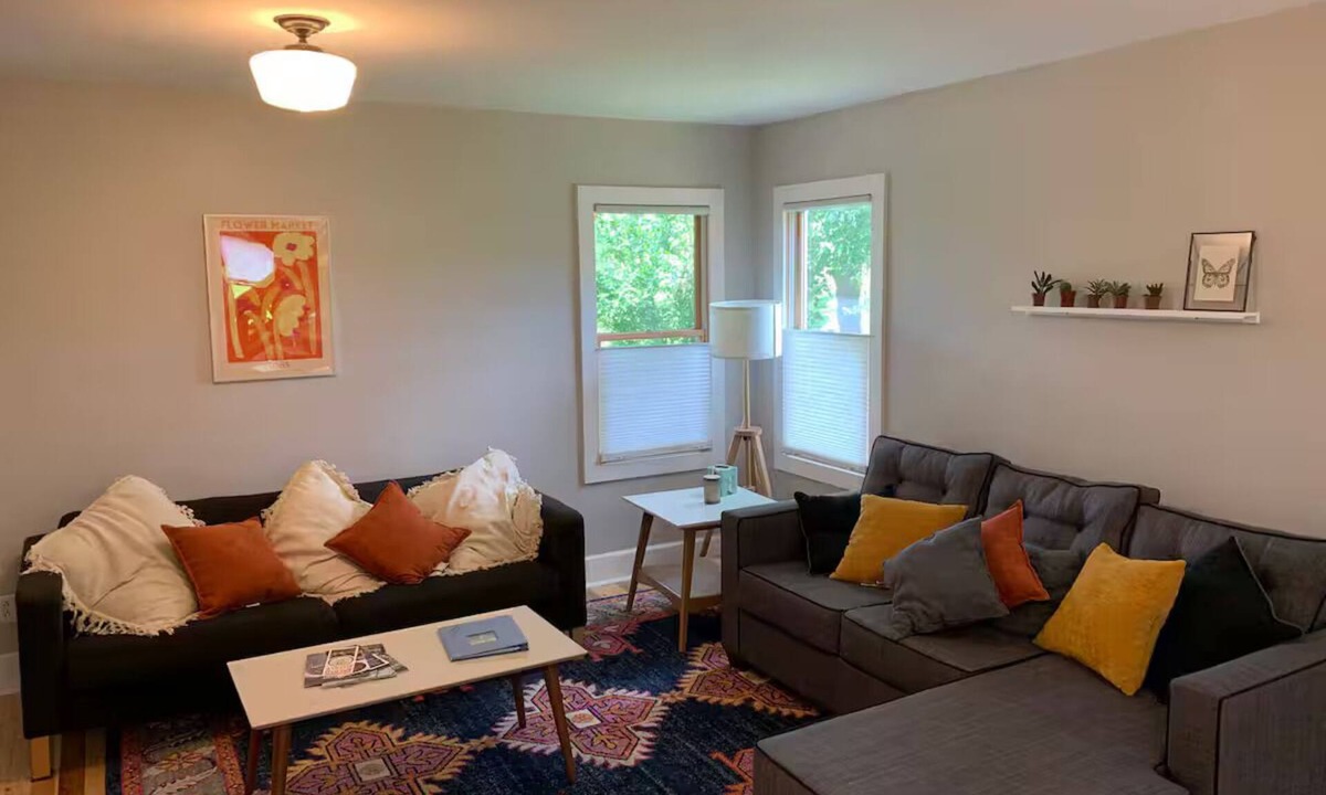 Carpenter House | Newest Accommodation 20 Minutes from Athens Meadowlark House Carpenter Inn