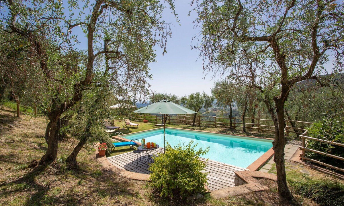Lucca Villa | Nice apartment in villa with pool, WIFI, TV, patio, pets allowed and panoramic view, close to Lu.