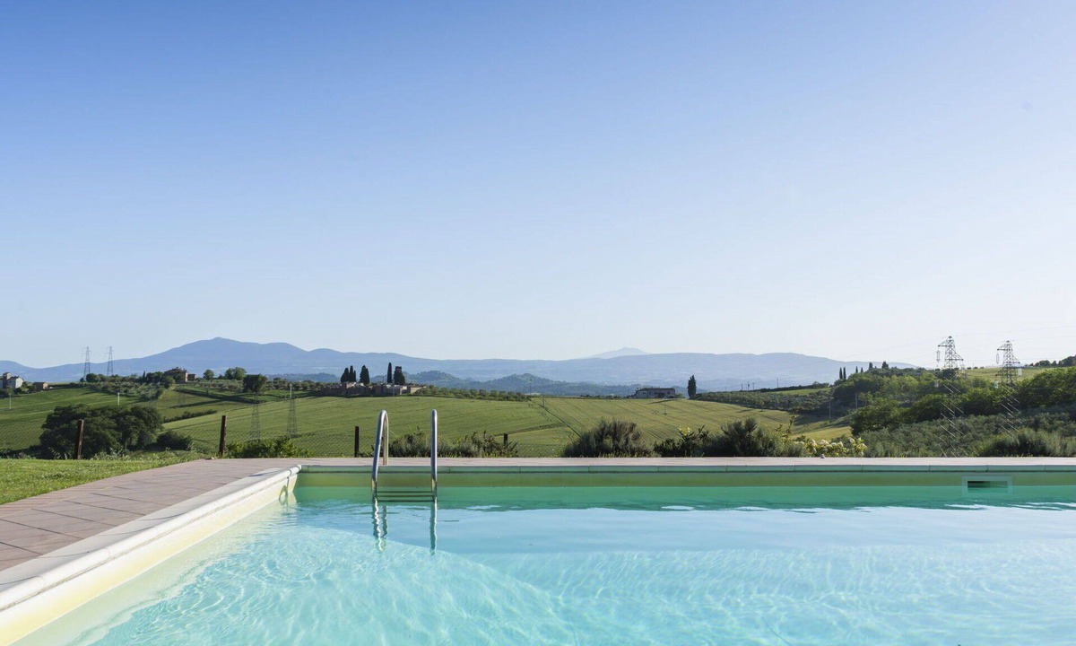 Castiglione del Lago House | Nice apartment in villa for 18 people with hot tub, pool, WIFI, A/C, TV, patio and pets allowed