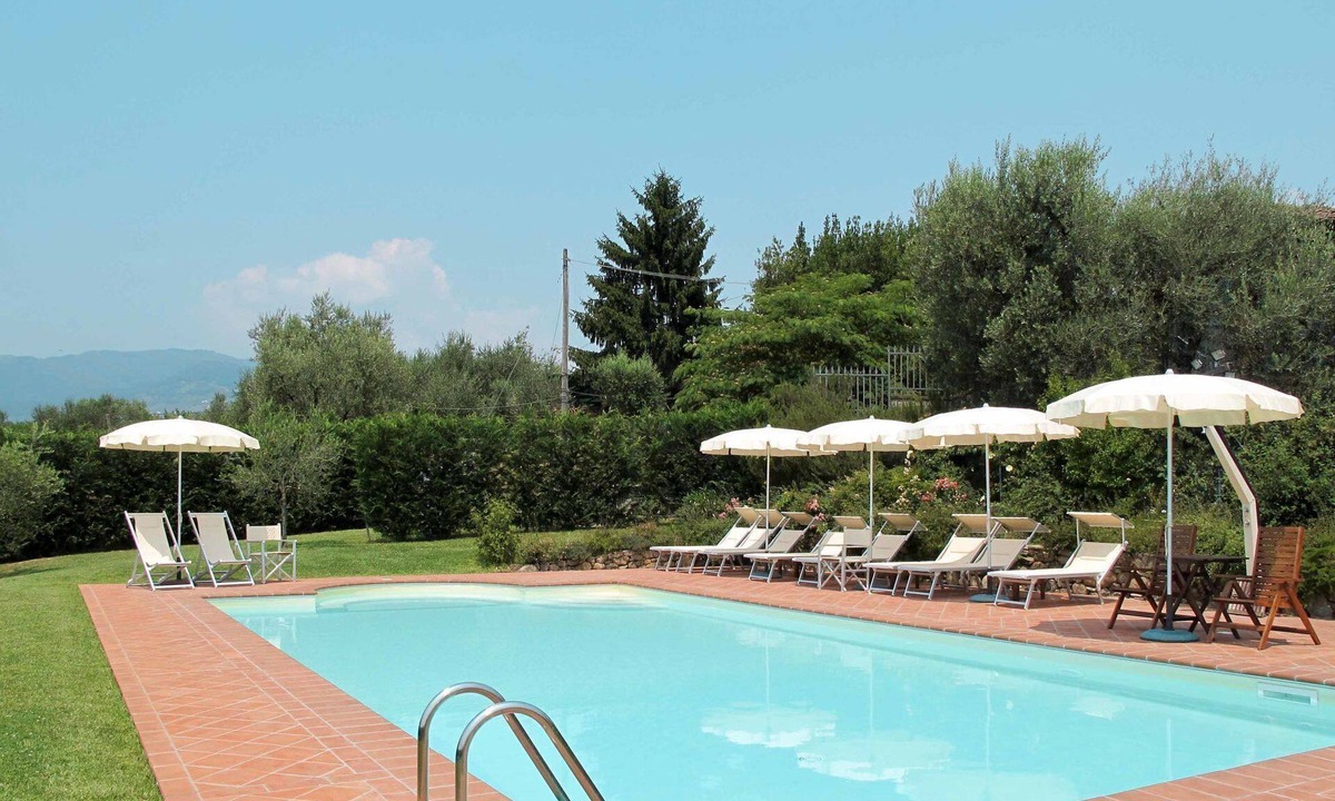 Pescia Villa | Nice apartment in villa for 6 guests with WIFI, pool, TV, terrace, pets allowed and panoramic view