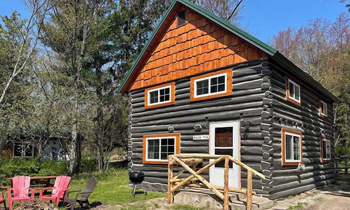 Au Train Cabin | Northwoods Original Log Cabin with beach access