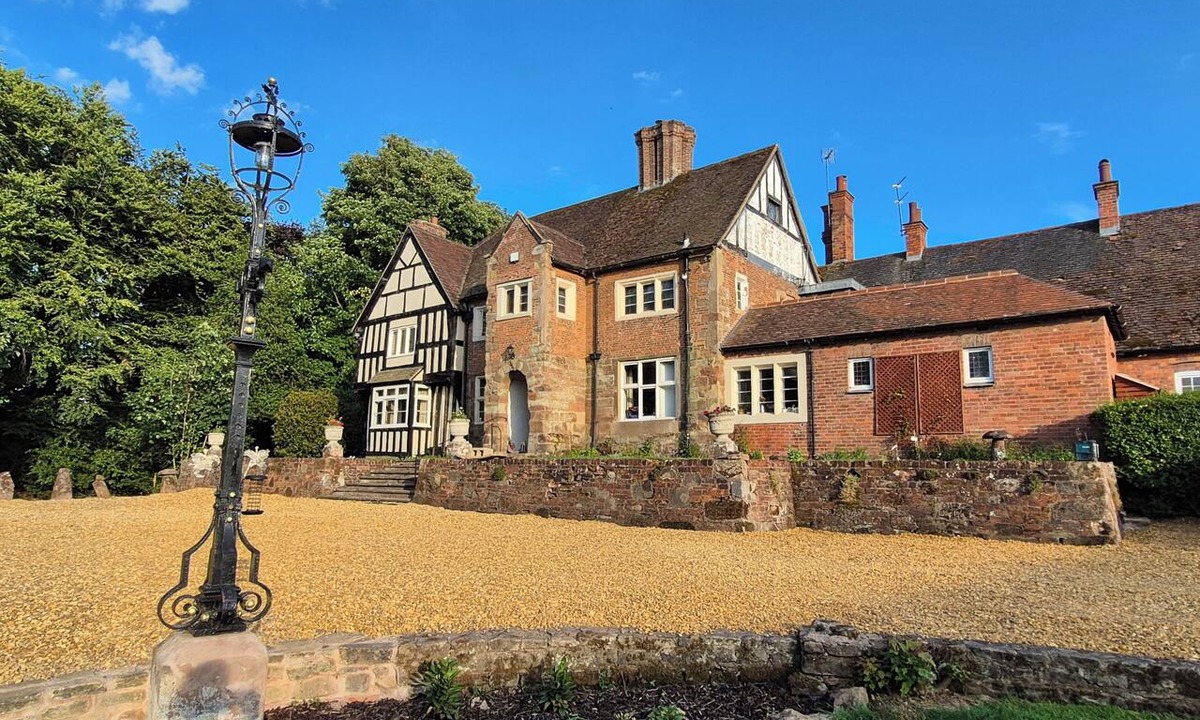 Bromsgrove House | Paddock View on the hill at Historic Fairfield Court