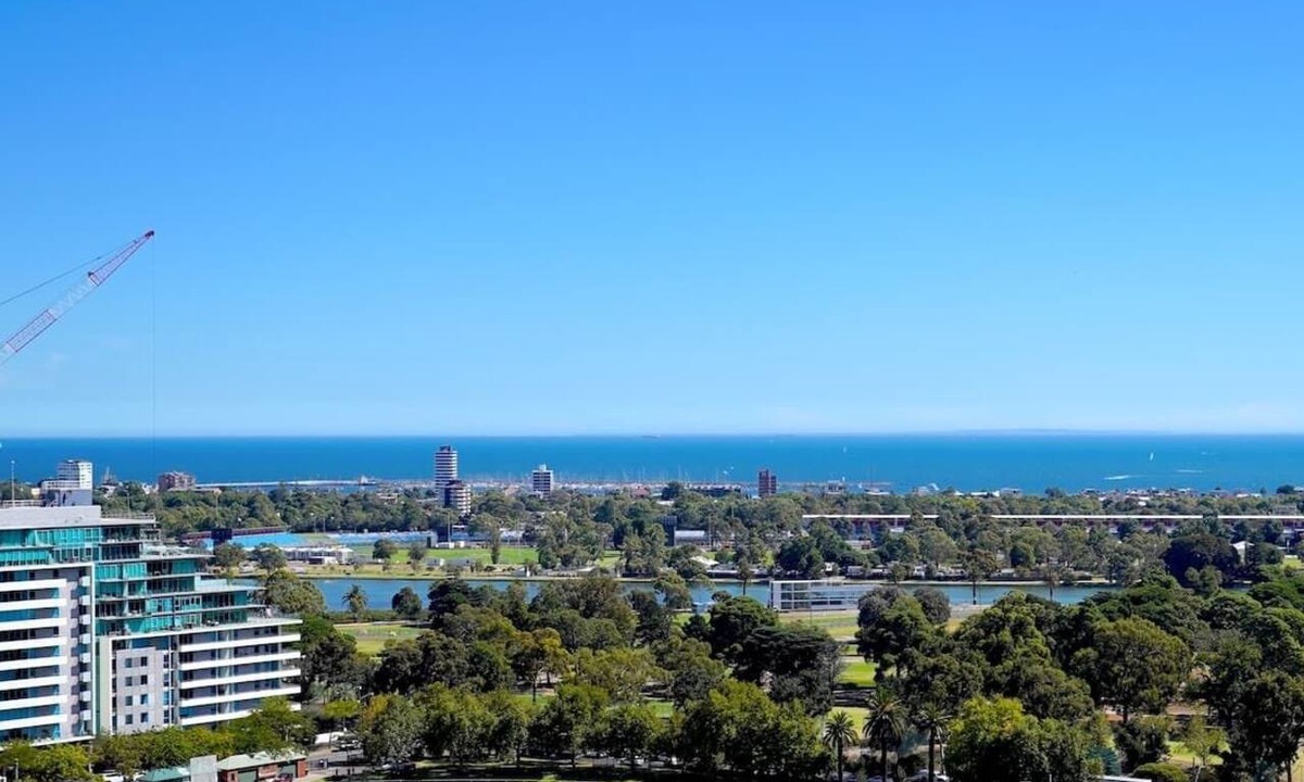 Melbourne Apartment | Panoramic City & Bay Views: Luxury Fawkner Stay