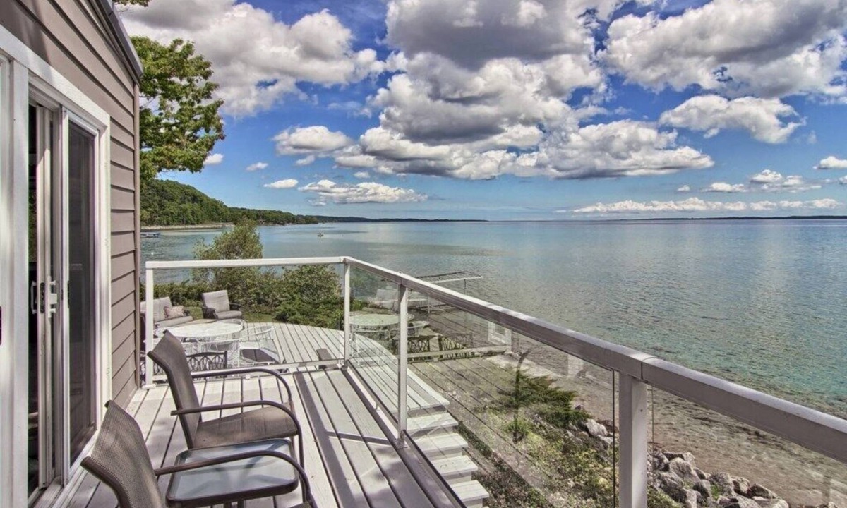 Traverse City House | Panoramic Point - dazzling views and private beach