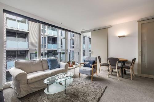 East Melbourne Apartment | Parade Place - A Central Balcony Stay