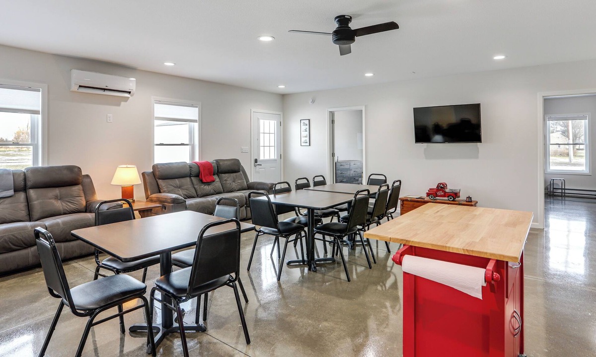 Oak Harbor House | Patio & Parking! Modern Bunkhouse Near Lake Erie