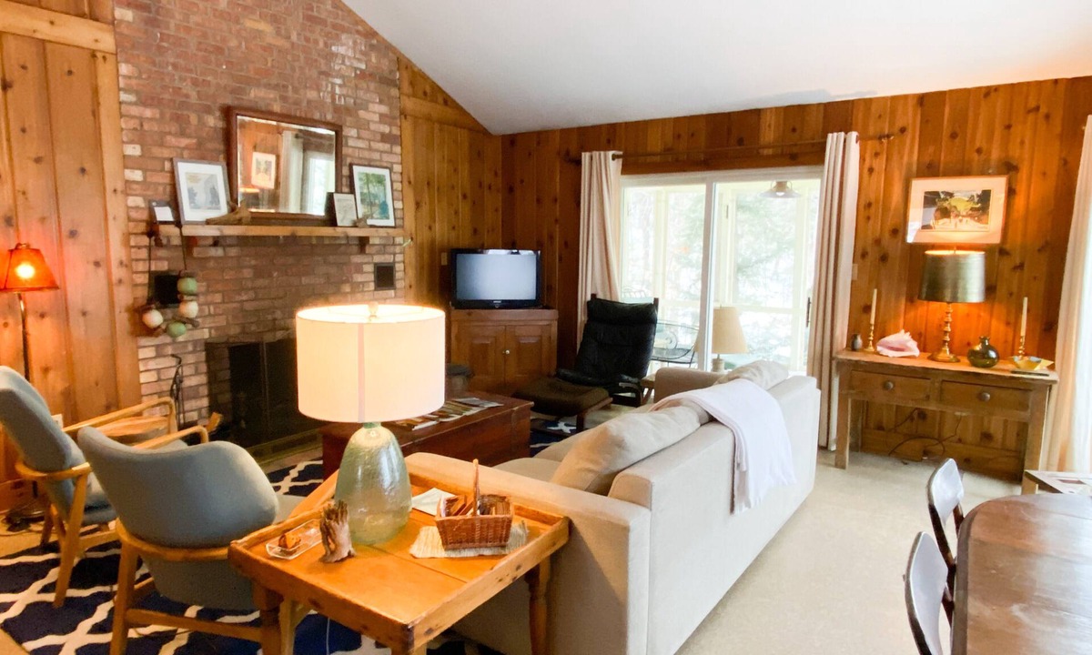 Onekama House | Peaceful Mid-century Modern Getaway Cottage steps from Lake Michigan