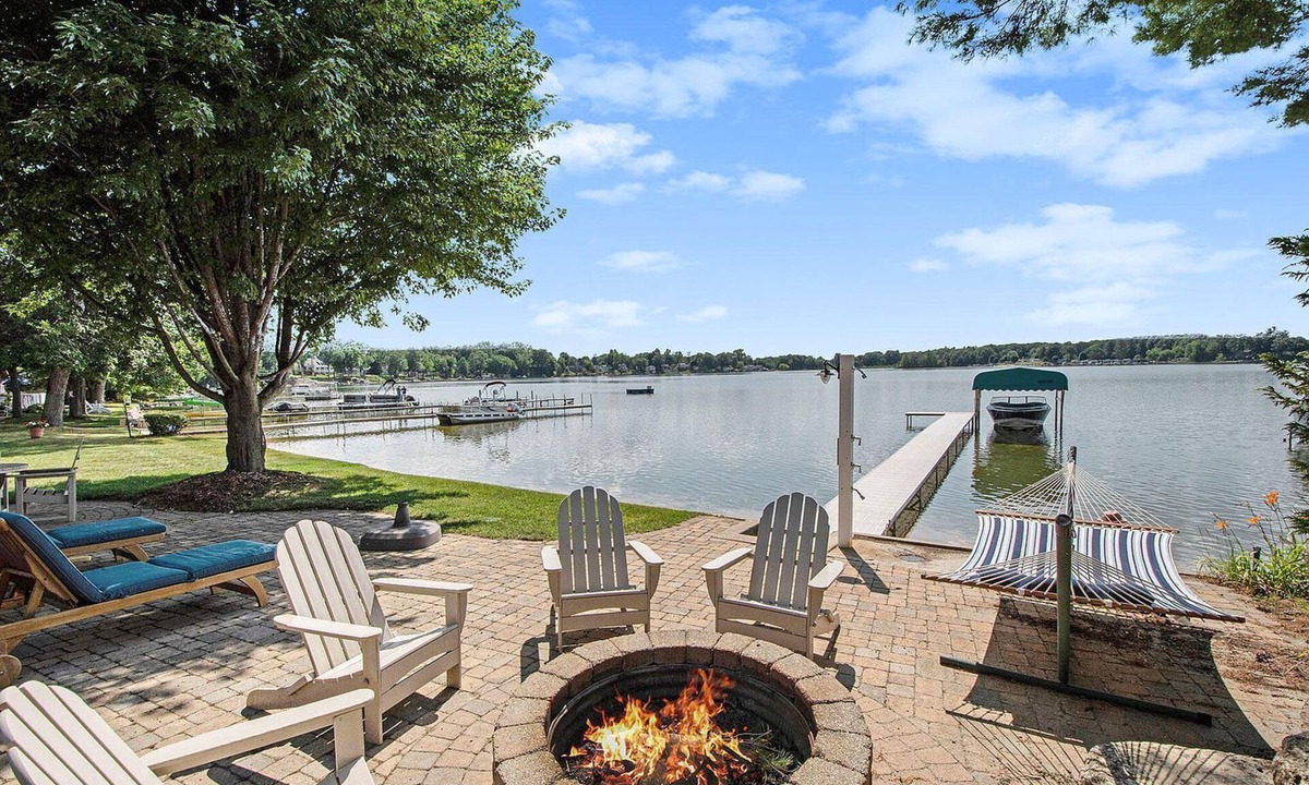 Gowen House | Perfect Family Lakehouse - Sleeps 16, Sandy Beach, Dock, Fire Pit & Big Yard