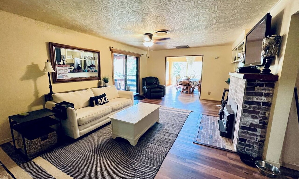 Lakehead Cabin | Pet-Friendly 3-Bed Retreat near Shasta Lake with cozy wood stove