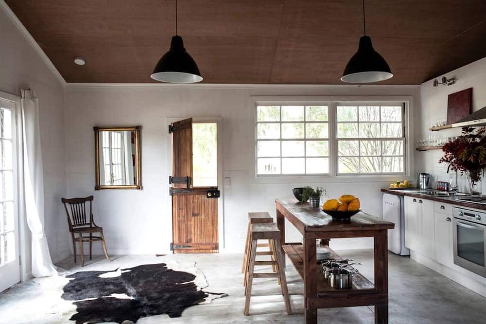 Campbells Creek Cabin | Pet-Friendly Cabin Rental with Ancient Peppercorn Tree in Castlemaine, Victoria