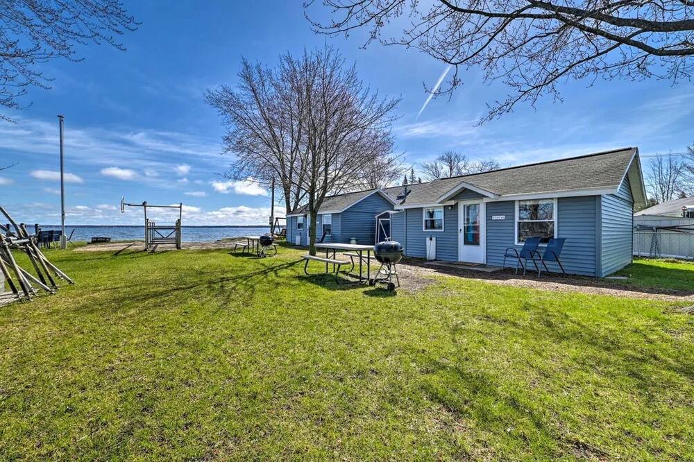 Houghton Lake Cabin | Pet-Friendly Lake Cabin with Dock & Kayaks & Fire Pit in Houghton Lake, Michigan