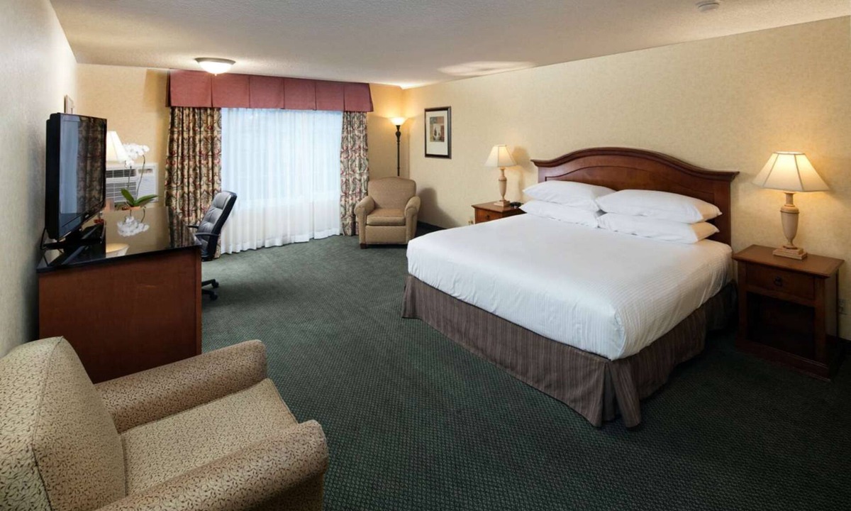 Downtown Hotel | Pet-Friendly Room Ideal for Travelers Exploring Scenic Arcata Bay & Sequoia Zoo