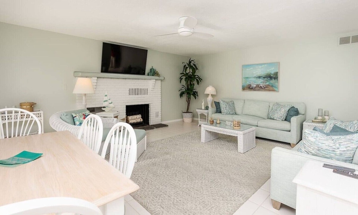 New Buffalo House | Pinewood Pointe,heated pool, large yard, lower level w/large bar, close to beach