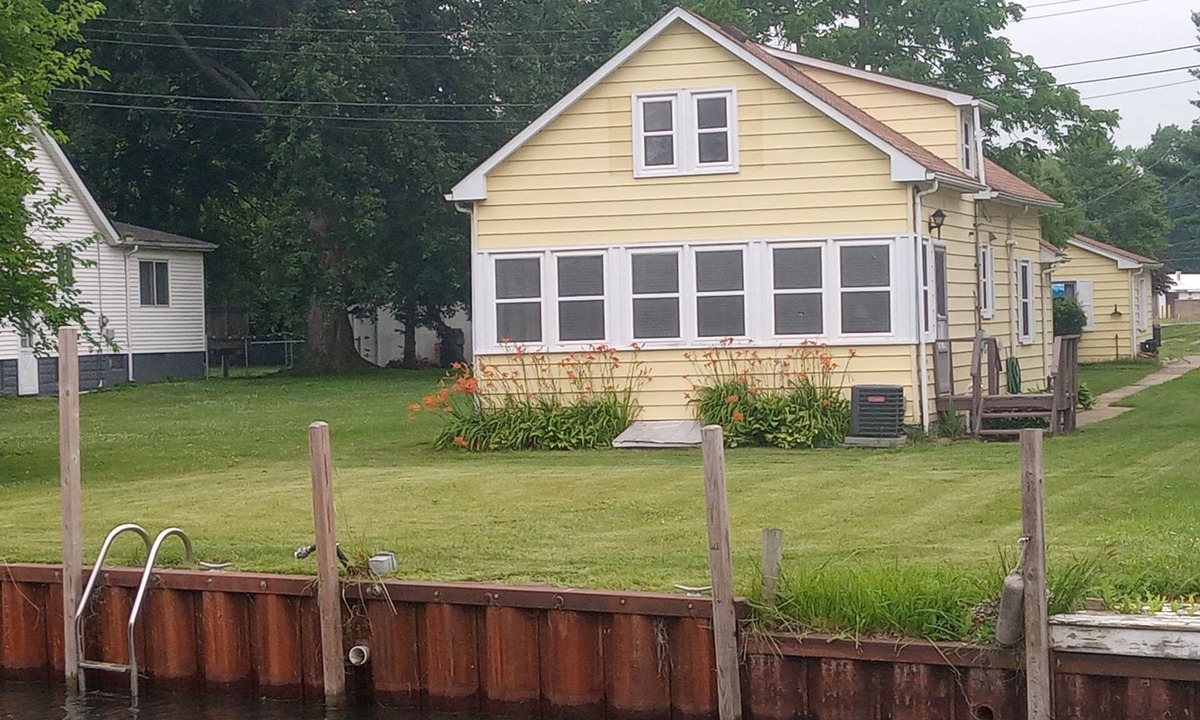 Algonac House | Pointe Haven, right off the North Channel WITH OR WITHOUT PONTOON! 480/330