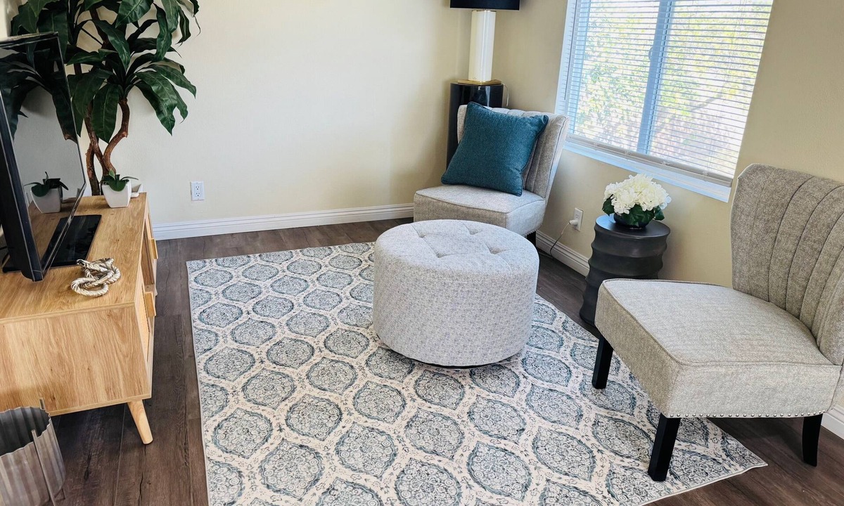 Mid Central House | Prime Location Safe 1-bedroom & Office house in charming Pasadena & Pet Friendly