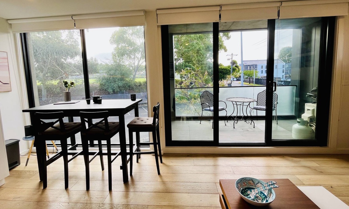 Kew Apartment | Pristine apartment in Kew School Zone, Walk to Glenferrie Rd, great PT links