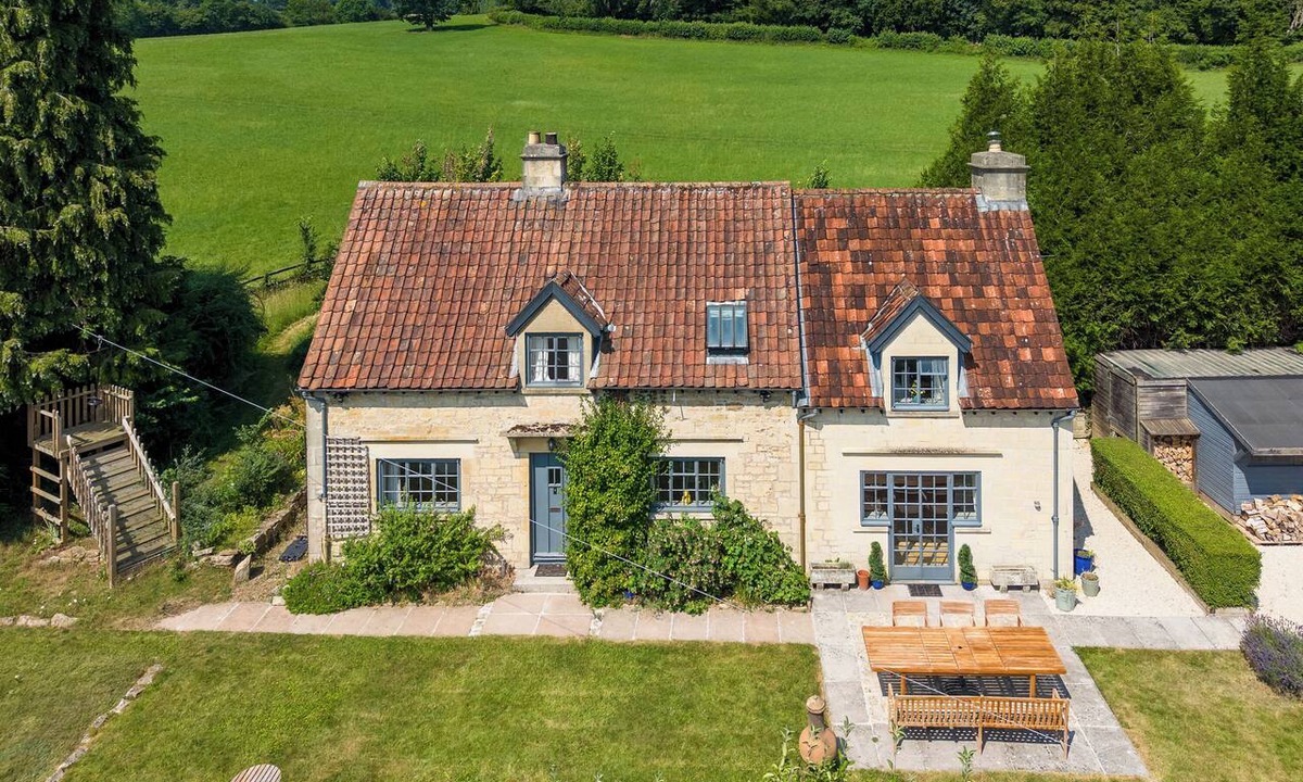 Claverton Cottage | Private countryside cottage, sleeps 7, just 10 mins from historic city of Bath.