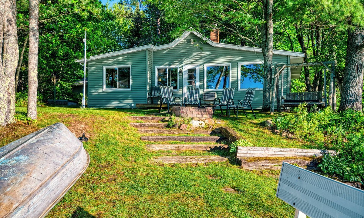 Rumely Cottage | Private Lakefront, Aquapark Access, Wood-Fired Sauna, Kayaks, Playset, Garage