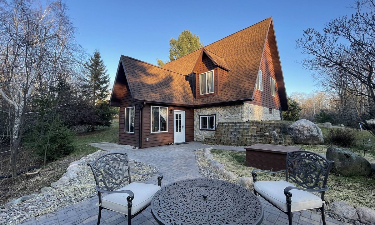 Rhinelander House | Private Northwoods cabin with relaxing bathtub, washer and dryer, and firepit!