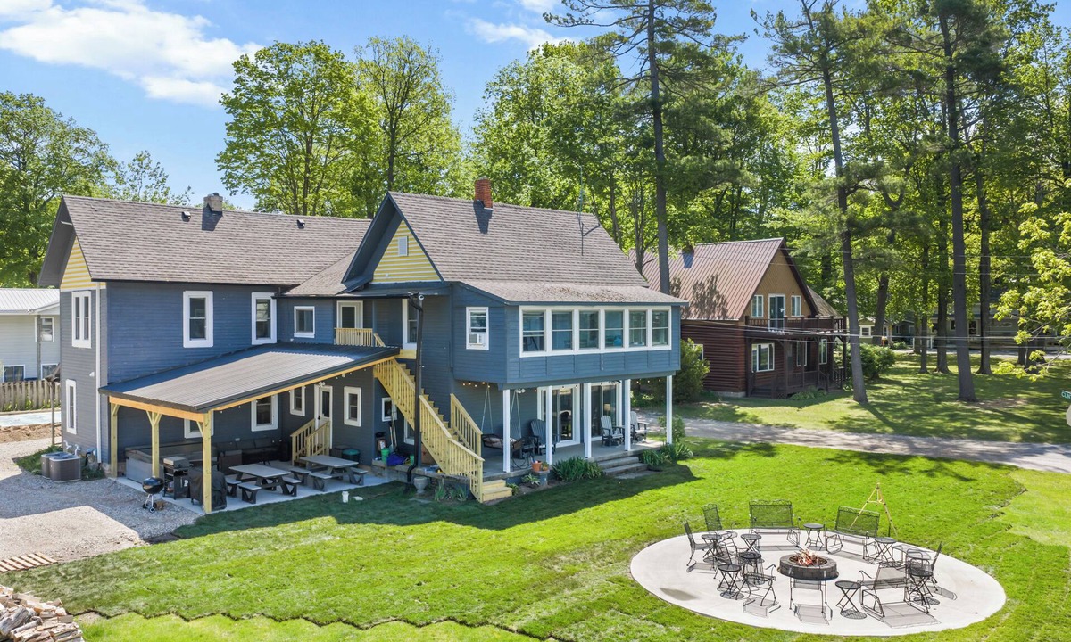 Crystal House | Rare 9BR Luxury Retreat ~4 Bath ~Hot Tub ~Game Room ~2 Kitchens ~Lake Access