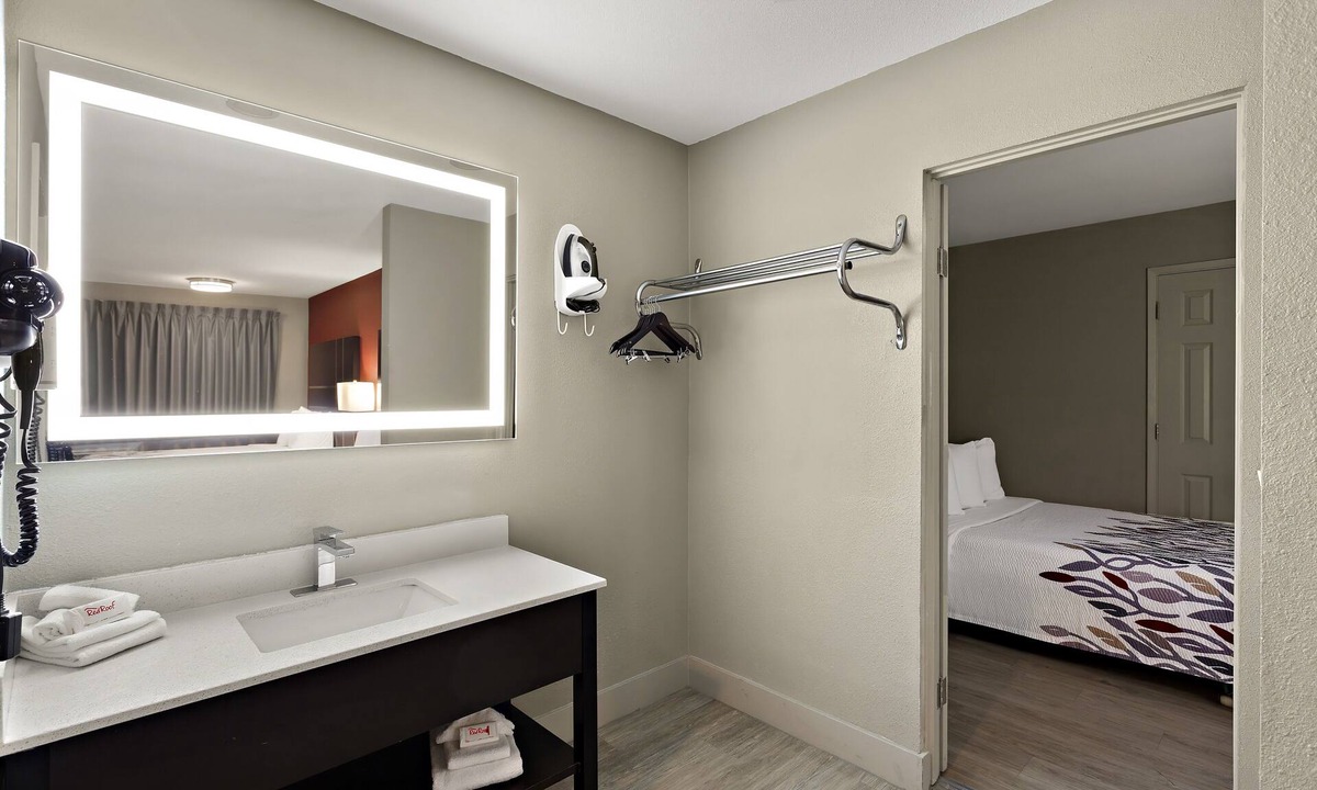 Downtown Hotel | Red Roof Inn Redding