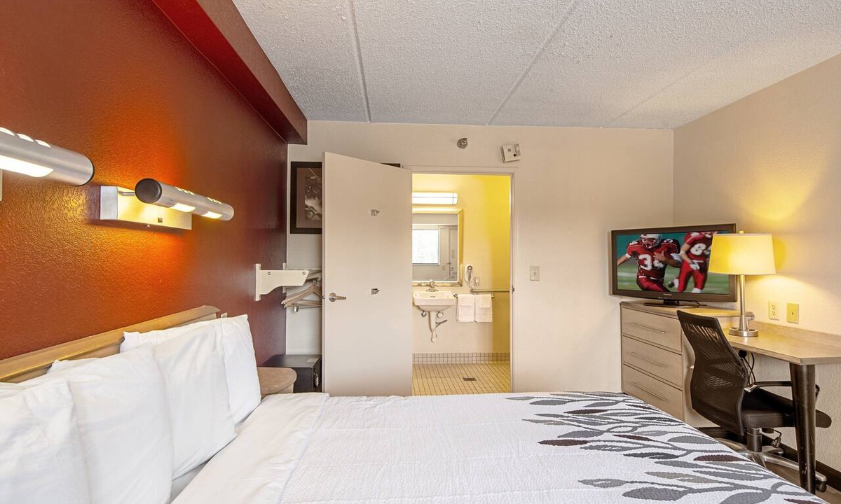 Toledo Hotel | Red Roof Inn Toledo - University
