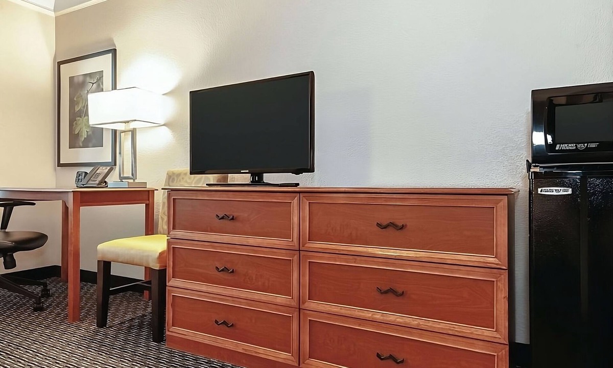 Guasti Hotel | Relax and Unwind! 4 Comfortable Units! Close to Whispering Lakes Golf Course!
