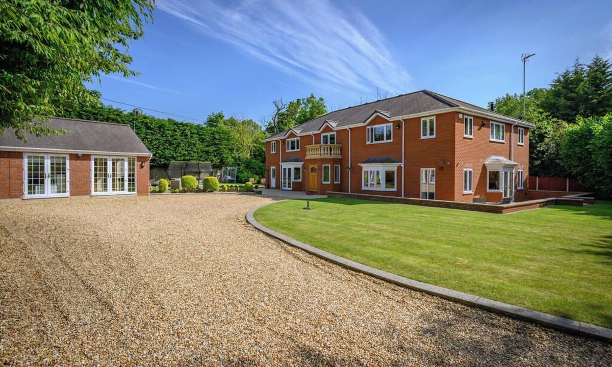 Wixford House | Relaxing Place to Stay near Stratford 4BED Family Mansion with Swim Spa,Gym,BBQ