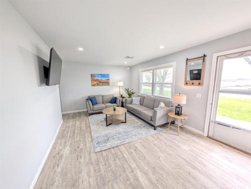 Fremont House | Relaxing River View Stay Renovated 3BR Home