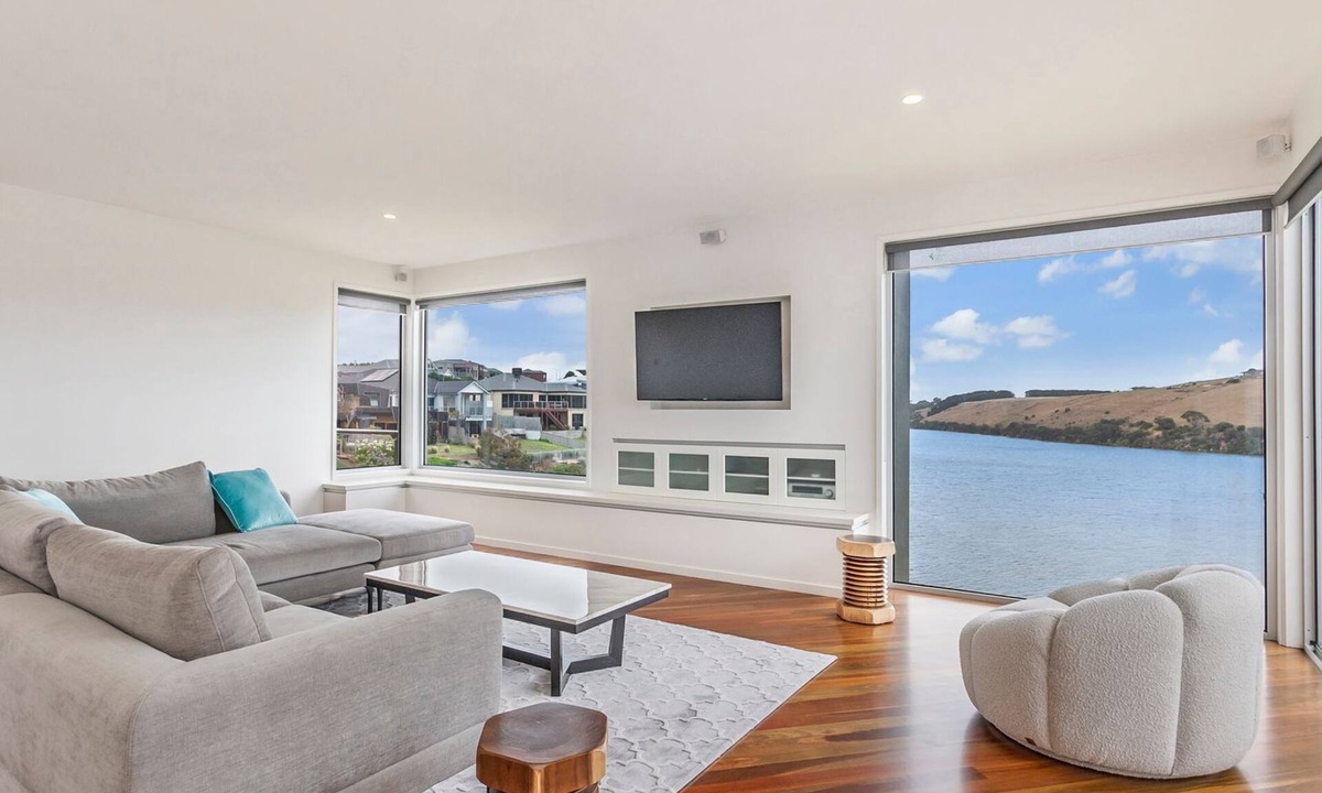 Warrnambool House | River Reveal overlooking the majestic Hopkins River