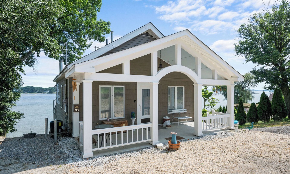 Toledo House | Riverside Calm, an entire house for you directly on the Maumee River.