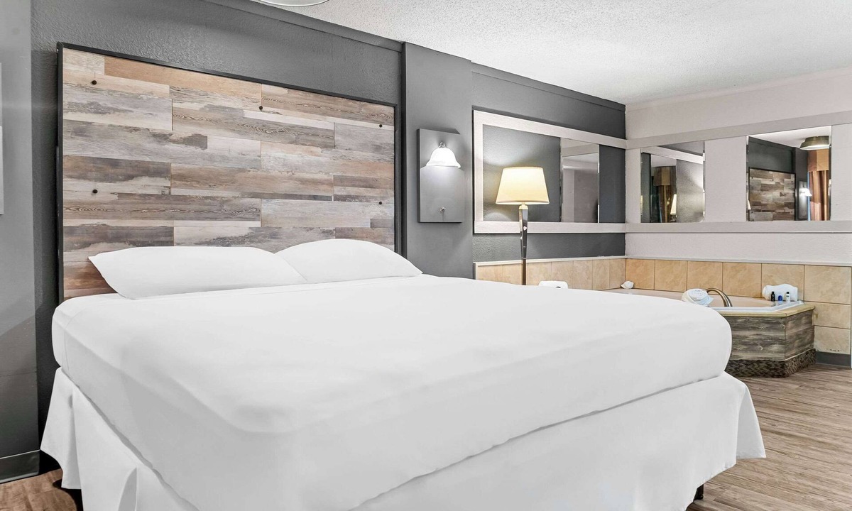 Saginaw Hotel | Rodeway Inn & Suites Saginaw I-675