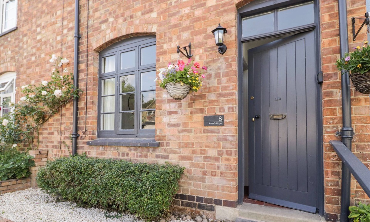 Sedgeberrow Cottage | ROSS COTTAGE, pet friendly, character holiday cottage in Sedgeberrow