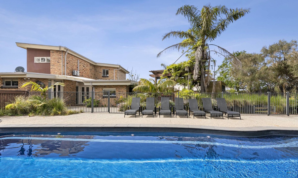 Rye House | Saltwater VILLA -5 bed, 12m heated* POOL -foxtel, billiards, BONUS* OFFERS 2026.