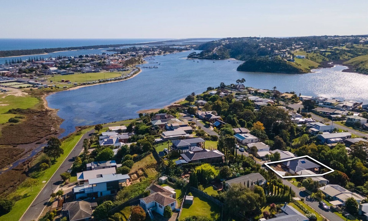 Lakes Entrance House | Sanctuary: Ideal escape for those seeking a serene getaway