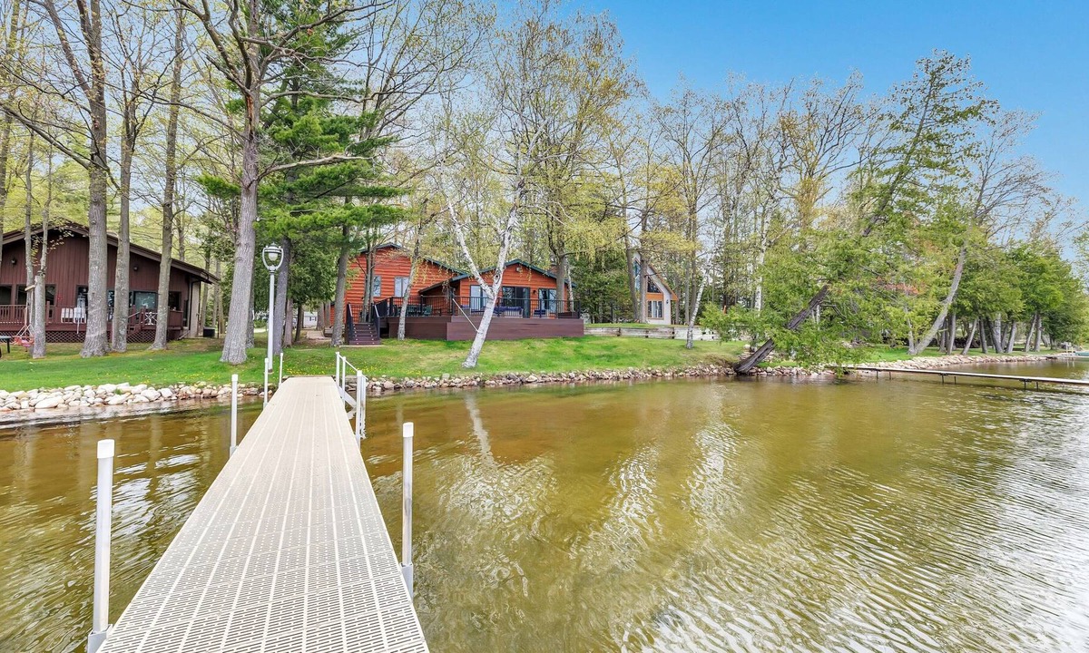 Brazeau Cottage | Sand Shoreline, Party Garage, Picturesque Sunsets!