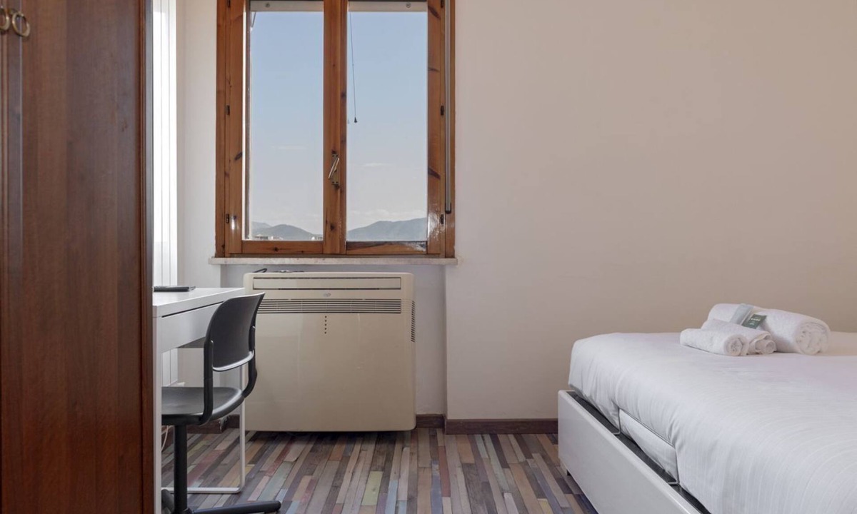 Pisa Apartment | Scopri il comfort del nostro bilocale, situato nella tranquilla zona di Cisanello, a Pisa. L'appartamento, completamente nuovo, è ideale per coppie, famiglie o viaggiatori singoli in cerca di un soggiorno moderno e confortevole.L’appartamento è dotat