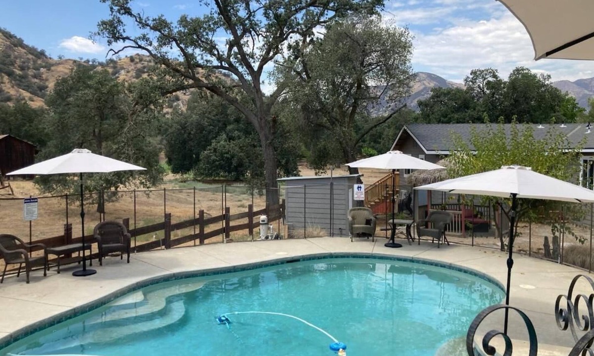 Three Rivers Cottage | Shared Pool/Arcade Games/Walk to Town/Near Sequoia National Park