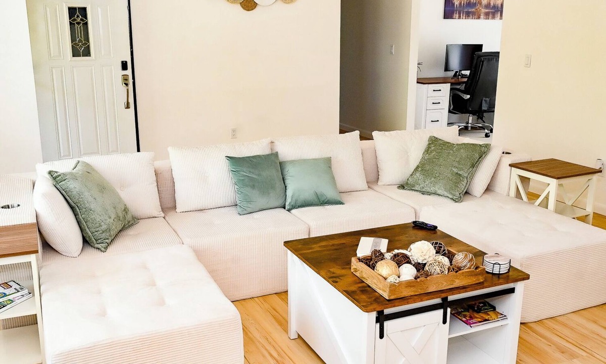Farmington Hills House | Shiawassee on the Hills, a fully furnished 3 bed 1 bath rolling ranch